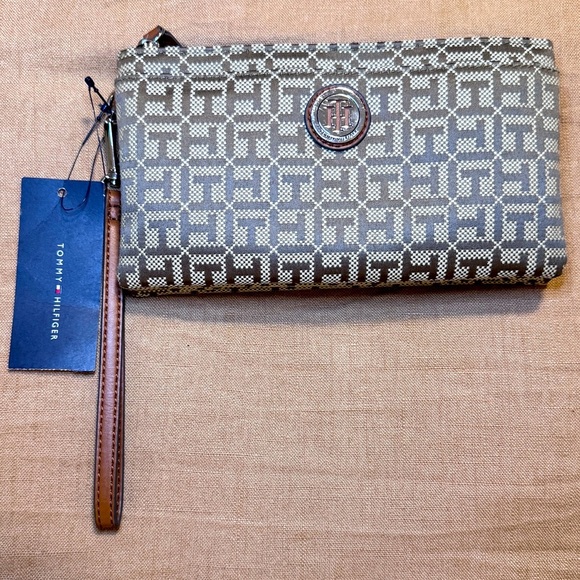 🆕 Tommy Hilfiger Women's Logo Monogram Jacquard Phone
Wristlet Wallet Clutch - Picture 1 of 10
